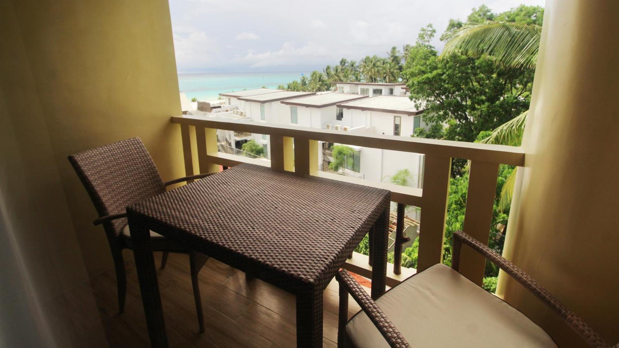 Ambassador In Paradise Balabag  Екстериор снимка A balcony