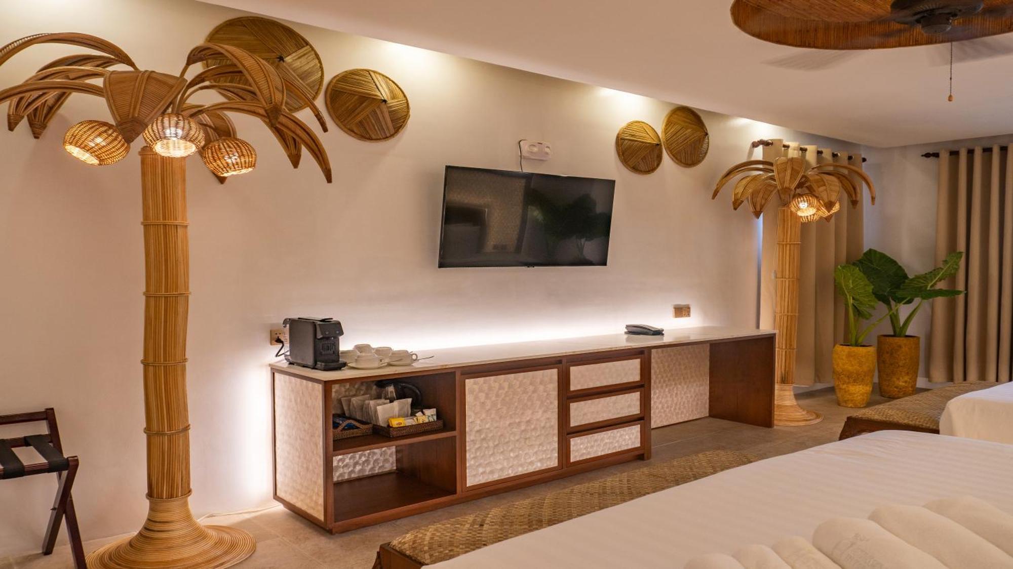Ambassador In Paradise Balabag  Екстериор снимка A room at the resort